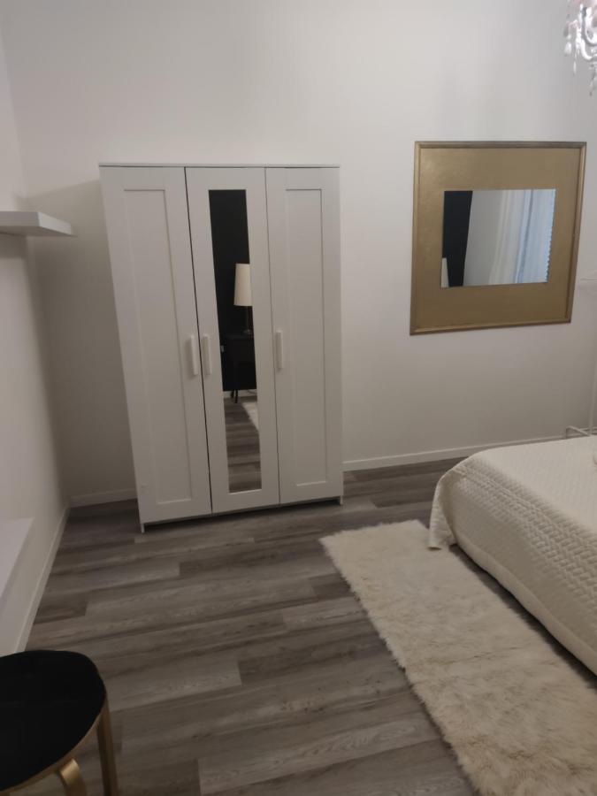 Aurora Flowers - Two Rooms And Free Parking Near Center And Train Station Modena Exterior photo