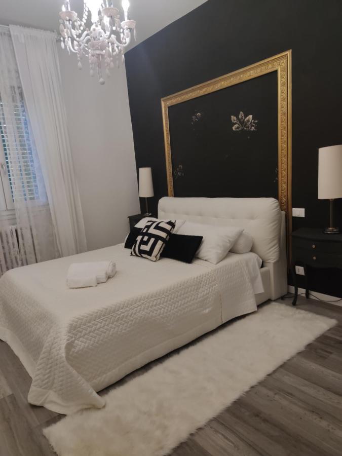 Aurora Flowers - Two Rooms And Free Parking Near Center And Train Station Modena Exterior photo