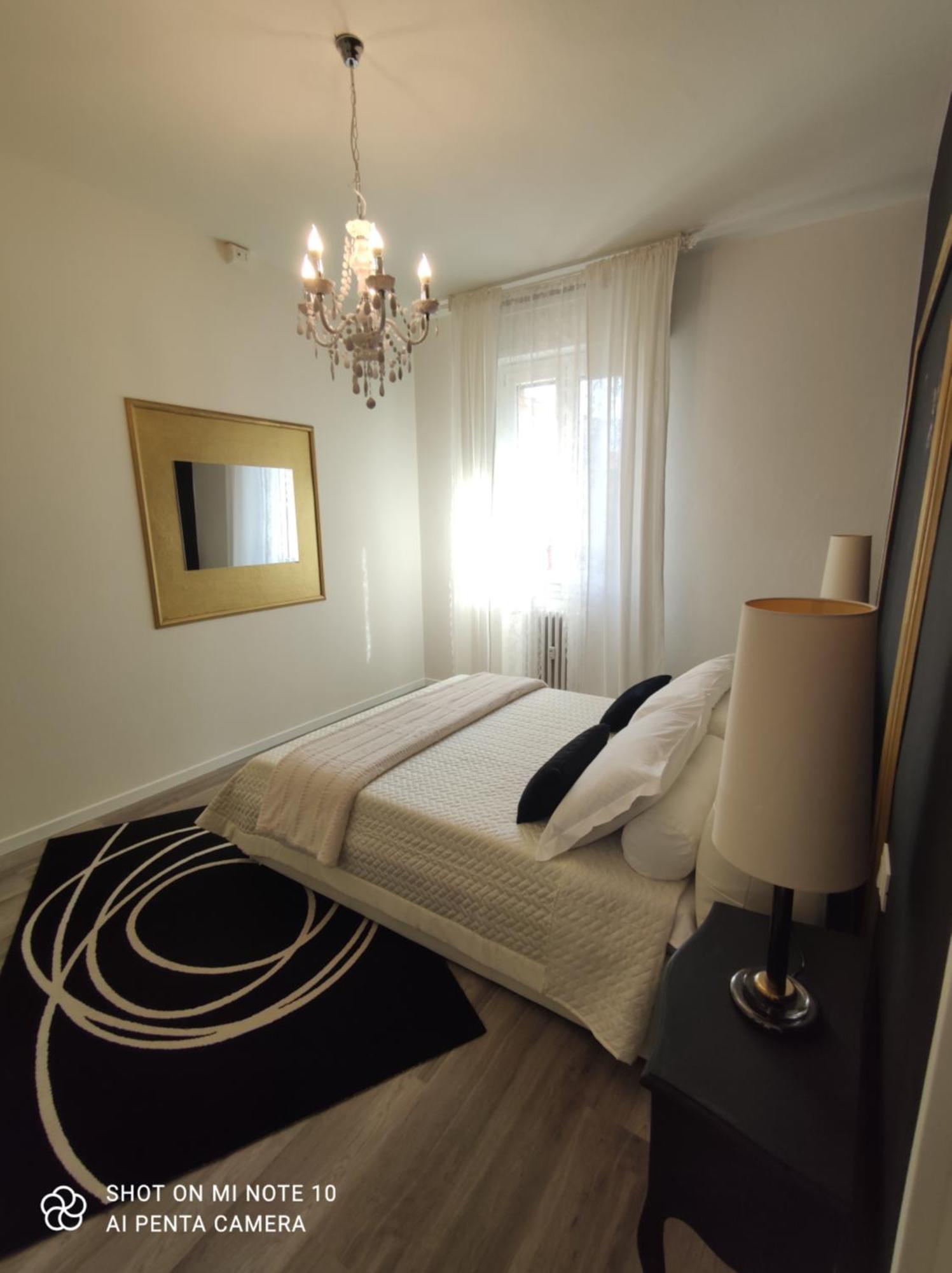 Aurora Flowers - Two Rooms And Free Parking Near Center And Train Station Modena Room photo